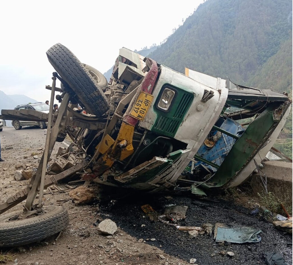 bus fell down shimla