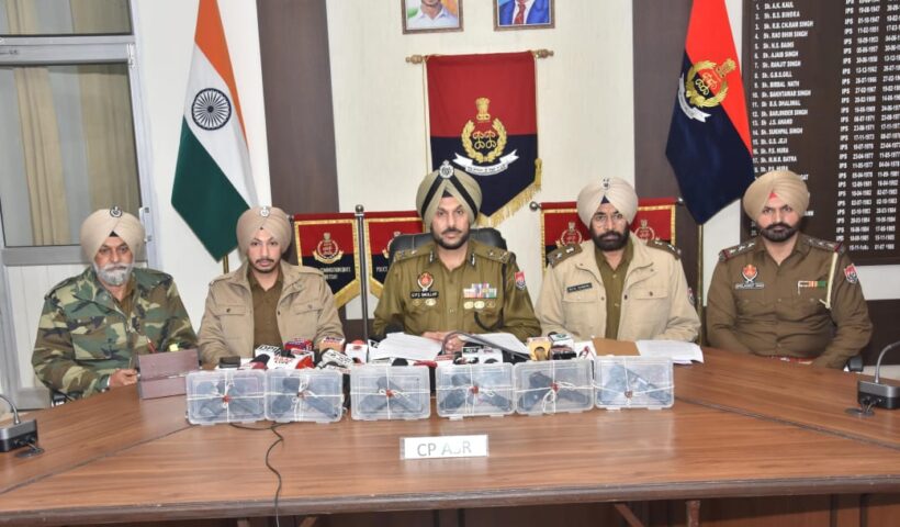 Amritsar: ਸਰਹੱਦ ਪਾਰ ਤੋਂ ਗੈਰ-ਕਾਨੂੰਨੀ ਹਥਿਆਰਾਂ ਦੇ ਮਾਡਿਊਲ ਨਾਲ ਜੁੜੇ ਦੋ ਵਿਅਕਤੀ ਅੰਮ੍ਰਿਤਸਰ ਵਿੱਚ ਗ੍ਰਿਫ਼ਤਾਰ, ਛੇ ਆਧੁਨਿਕ ਹਥਿਆਰ ਬਰਾਮਦ, ਸੋਸ਼ਲ ਮੀਡੀਆ ਰਾਹੀਂ ਪਾਕਿਸਤਾਨ ਨਾਲ ਸੰਪਰਕ