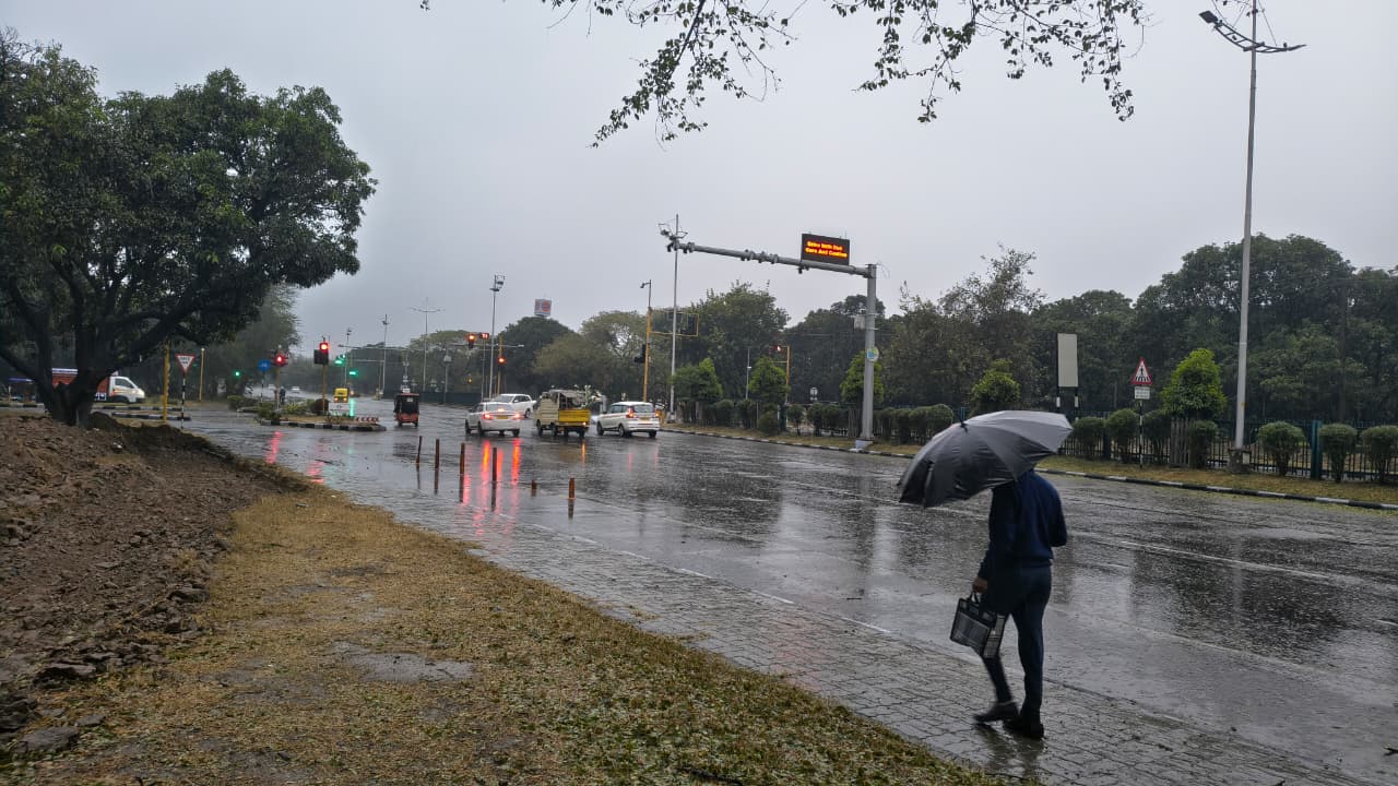 Punjab Weathere Update: पंजाब में बारिश के साथ तेज हवाओं का क्रम जारी, बारिश और तुफान से भारी नुकसान, जानिए आपके राज्य में कैसा रहेगा मौसम?