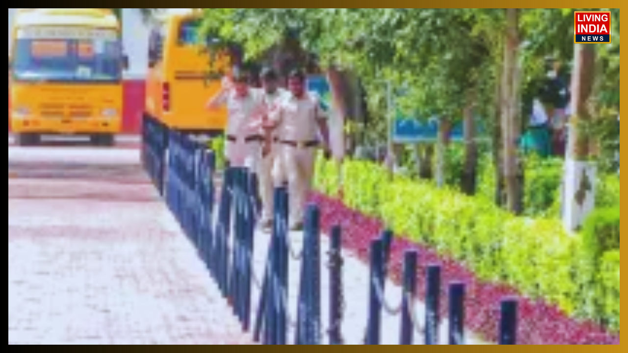 ਦੇਸ਼ ਦੀ ਰਾਜਧਾਨੀ ਦਿੱਲੀ ਵਿੱਚ ਅੱਜ ਉਸ ਵੇਲੇ ਹੜਕੰਪ ਮੱਚ ਗਿਆ ਜਦੋਂ ਕਈ ਨਾਮੀ ਸਕੂਲਾਂ ਨੂੰ ਬੰਬ ਨਾਲ ਉਡਾਉਣ ਦੀ ਧਮਕੀ ਮਿਲੀ। ਦਿੱਲੀ ਪੁਲਿਸ ਮੁਤਾਬਕ ਰਾਜਧਾਨੀ