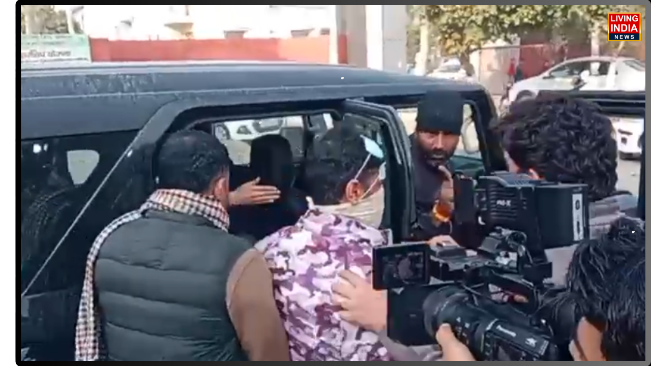 ਨਵੀਂ ਦਿੱਲੀ ਦੇ 'ਭਾਰਤ ਮੰਡਪਮ' ਵਿਖੇ ਬੀਤੀ 19 ਫਰਵਰੀ ਨੂੰ ਆਯੋਜਿਤ 'ਏਆਈ ਸਮਿਟ' (AI Summit) ਦੌਰਾਨ ਅਰਧ-ਨਗਨ ਹੋ ਕੇ ਪ੍ਰਦਰਸ਼ਨ ਕਰਨ ਦੇ ਮਾਮਲੇ ਵਿੱਚ ਦਿੱਲੀ ਪੁਲਿਸ