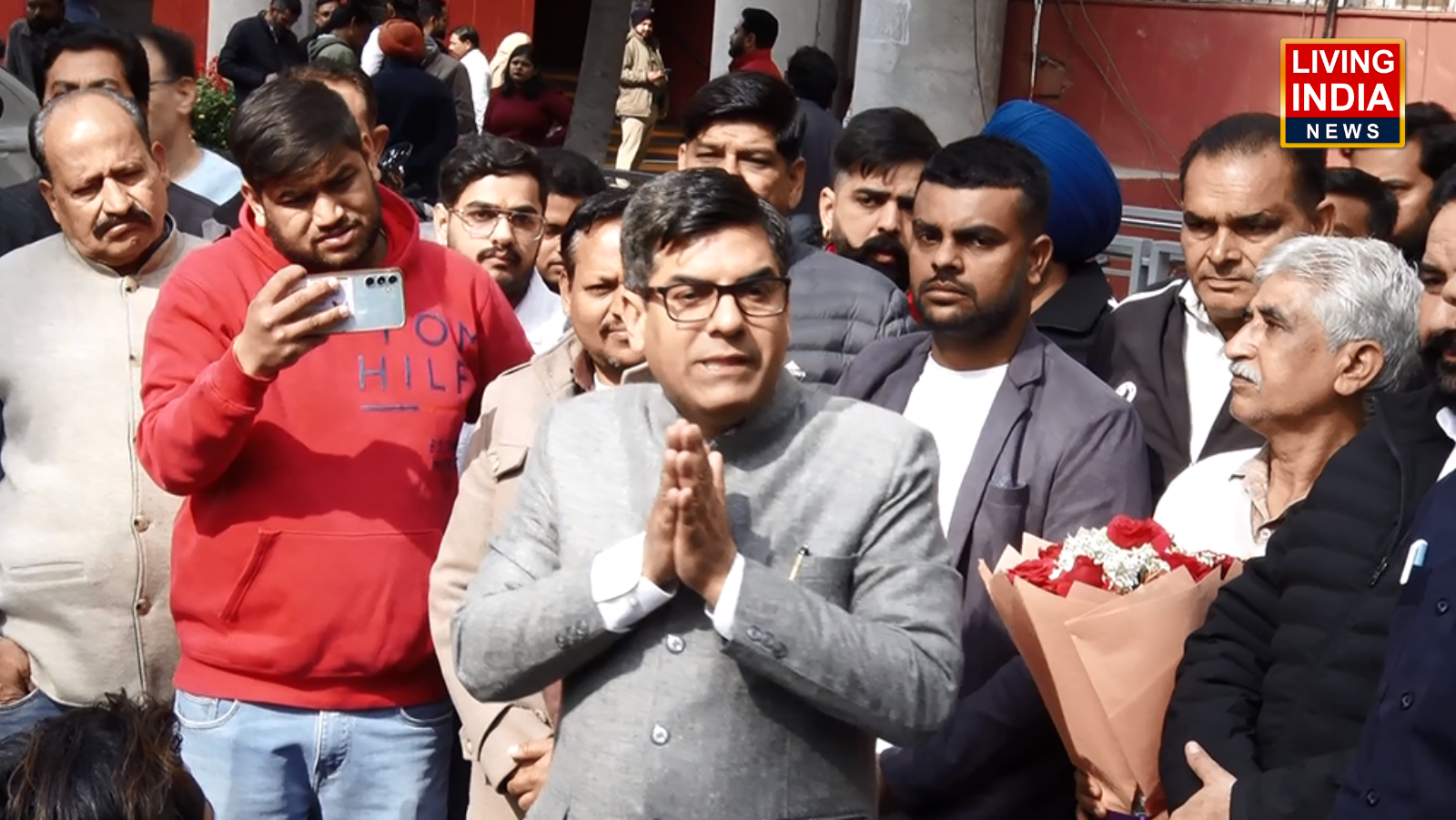 Chandigarh Mayor: चंडीगढ़ के नए मेयर का कार्यभार संभालते ही जनता दरबार का आयोजन, लोगों ने सामने रखी परेशानियां