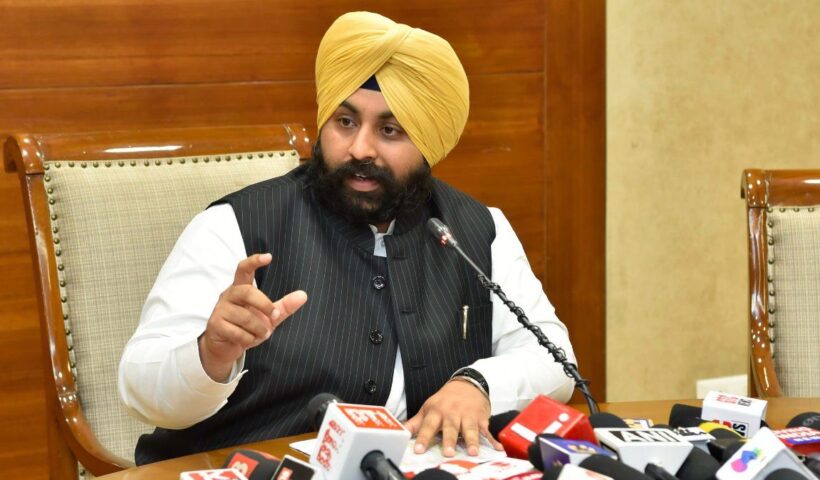 चॉकबोर्ड से स्मार्ट क्लासरूम तक: भगवंत मान सरकार पंजाब के सरकारी स्कूलों में लाई डिजिटल क्रांति