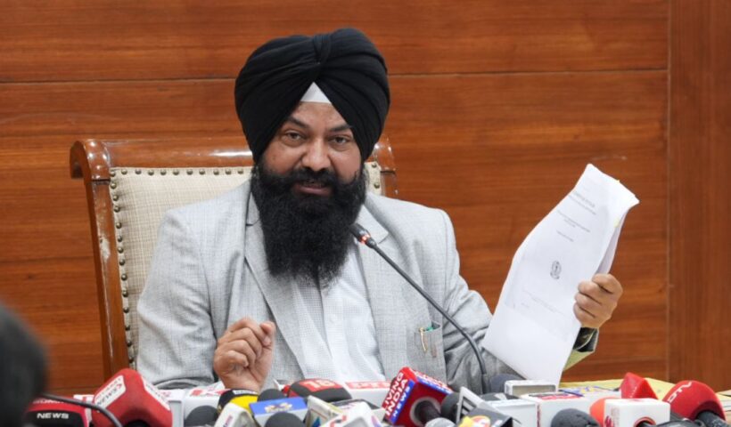 ਐਸ.ਸੀ.ਕਮਿਸਨ ਵਲੋਂ ਭੇਜੇ ਨੋਟਿਸ ਨੂੰ ਪ੍ਰਤਾਪ ਸਿੰਘ ਬਾਜਵਾ ਦੇ ਘਰੇਲੂ ਮੁਲਾਜ਼ਮਾਂ ਨੇ ਲੈਣ ਤੋਂ ਕੀਤਾ ਇਨਕਾਰ: ਜਸਵੀਰ ਸਿੰਘ ਗੜ੍ਹੀ