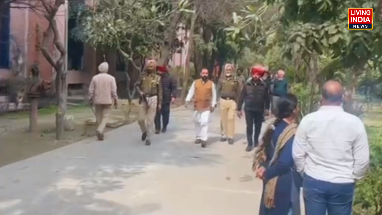 ਸਰਹੱਦੀ ਜ਼ਿਲ੍ਹੇ ਗੁਰਦਾਸਪੁਰ ਵਿੱਚ ਚੋਰਾਂ ਦੇ ਹੌਸਲੇ ਇੰਨੇ ਬੁਲੰਦ ਹੋ ਚੁੱਕੇ ਹਨ ਕਿ ਹੁਣ ਖ਼ੁਦ ਪੁਲਿਸ ਮੁਲਾਜ਼ਮ ਵੀ ਚੋਰੀ ਦੀਆਂ ਵਾਰਦਾਤਾਂ ਤੋਂ ਸੁਰੱਖਿਅਤ ਨਹੀਂ ਹਨ।