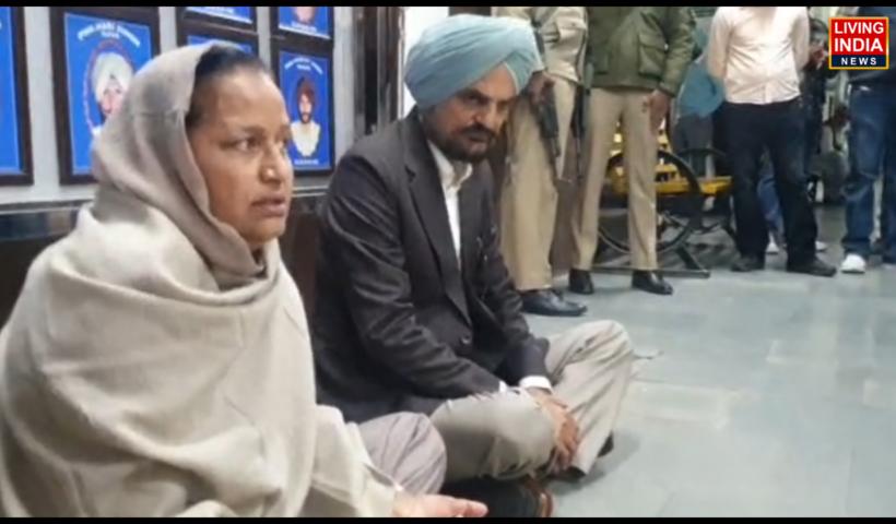 ਮਰਹੂਮ ਪੰਜਾਬੀ ਗਾਇਕ ਸ਼ੁਭਦੀਪ ਸਿੰਘ ਸਿੱਧੂ ਮੂਸੇਵਾਲਾ ਦੇ ਮਾਤਾ-ਪਿਤਾ ਇੱਕ ਵਾਰ ਫਿਰ ਇਨਸਾਫ਼ ਦੀ ਮੰਗ ਨੂੰ ਲੈ ਕੇ ਸੜਕਾਂ 'ਤੇ ਉਤਰ ਆਏ ਹਨ।