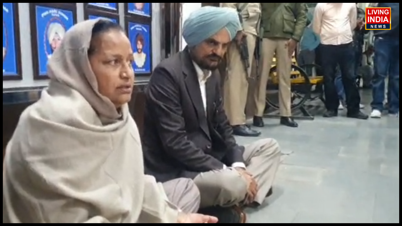 ਮਰਹੂਮ ਪੰਜਾਬੀ ਗਾਇਕ ਸ਼ੁਭਦੀਪ ਸਿੰਘ ਸਿੱਧੂ ਮੂਸੇਵਾਲਾ ਦੇ ਮਾਤਾ-ਪਿਤਾ ਇੱਕ ਵਾਰ ਫਿਰ ਇਨਸਾਫ਼ ਦੀ ਮੰਗ ਨੂੰ ਲੈ ਕੇ ਸੜਕਾਂ 'ਤੇ ਉਤਰ ਆਏ ਹਨ।