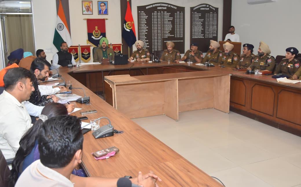 ਪੁਲਿਸ ਕਮਿਸ਼ਨਰ ਅੰਮ੍ਰਿਤਸਰ ਗੁਰਪ੍ਰੀਤ ਸਿੰਘ ਭੁੱਲਰ ਵੱਲੋਂ ਅੱਜ ਆਪਣੇ ਦਫ਼ਤਰ ਵਿਖੇ ਪੁਲਿਸ ਅਧਿਕਾਰੀਆਂ ਅਤੇ ਨਸ਼ਾ ਮੁਕਤੀ ਮੋਰਚਾ ਦੇ ਵਲੰਟੀਅਰਜ਼