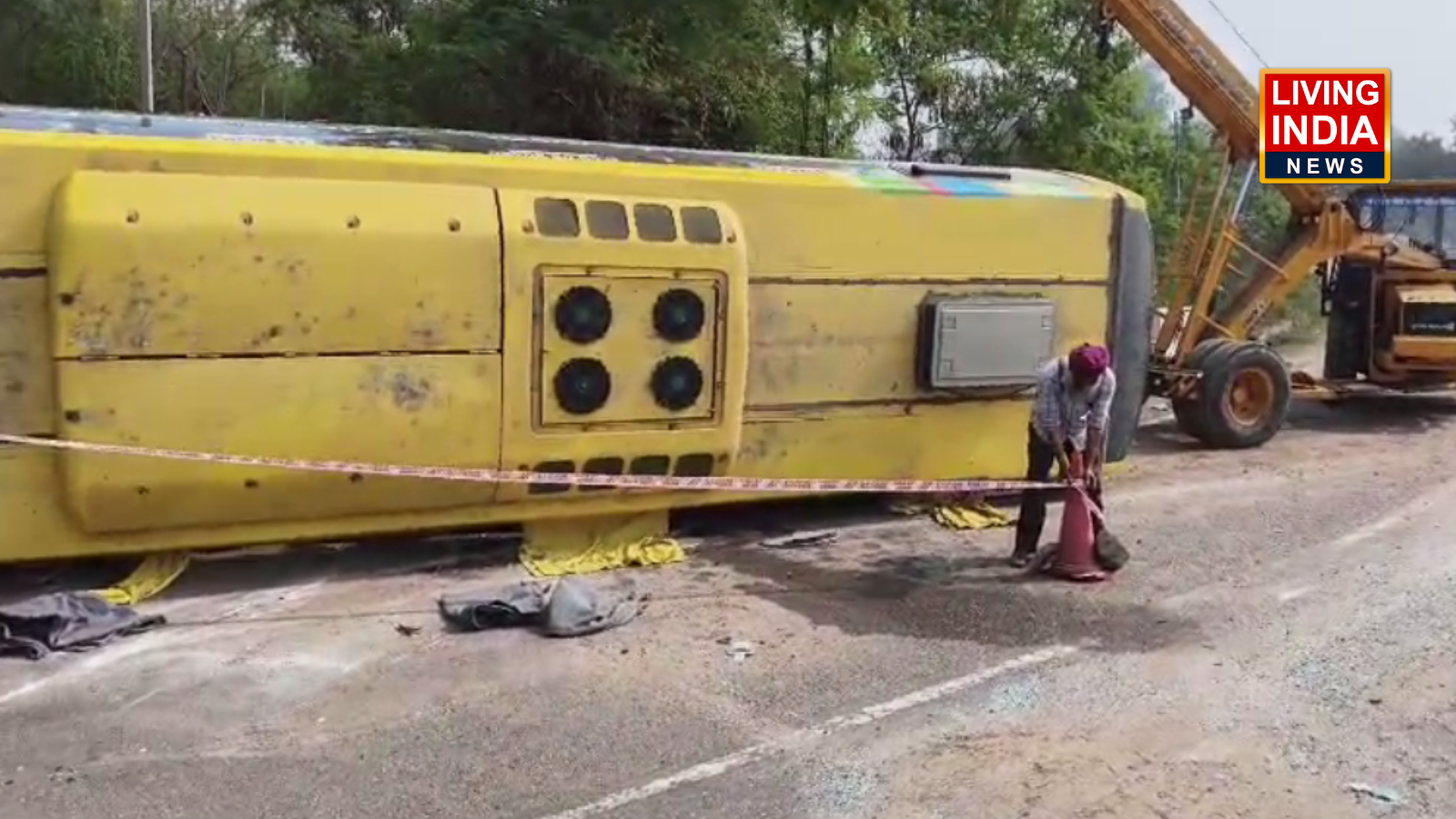 Chandigarh-Manali NH Bus Accident: चंडीगढ़-मनाली नेशनल हाईवे पर भयानक हादसा, हिमाचल से आ रही तेज़ रफ़्तार बस, खड़े ट्रक से टकराने के बाद पलटी, हादसे में कितने हुए हताहत?