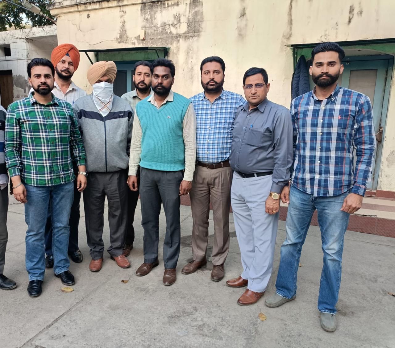 विजिलेंस ब्यूरो ने सब-इंस्पेक्टर को 50,000 रुपये रिश्वत लेते हुए रंगे हाथों किया काबू