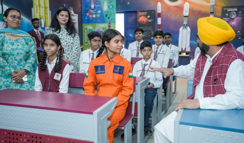 मुख्यमंत्री भगवंत सिंह मानने आदमपुर के स्कूल ऑफ एमिनेंस में विद्यार्थियों से की मुलाकात