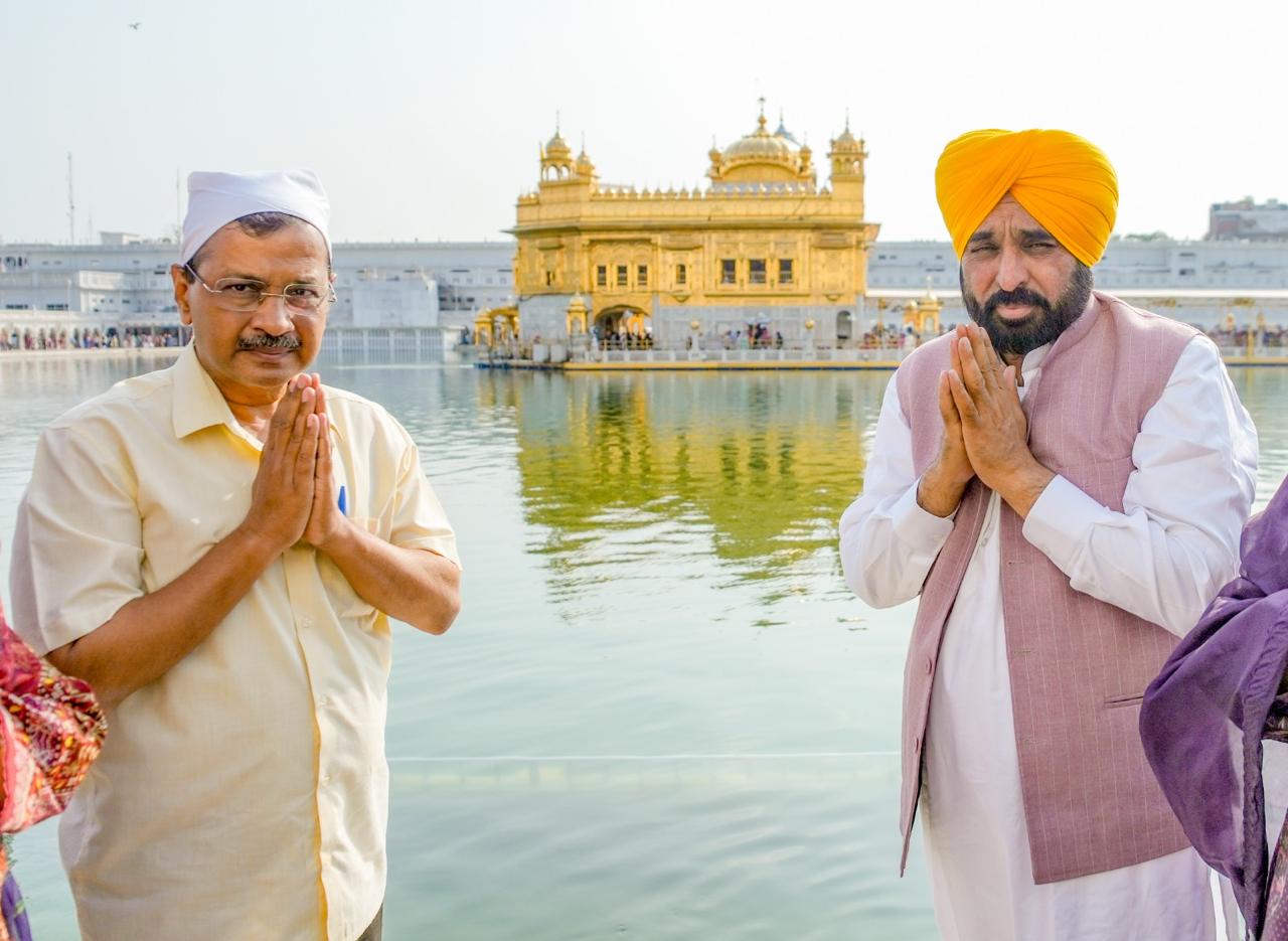 ਅਰਵਿੰਦ ਕੇਜਰੀਵਾਲ ਨੇ ਮੁੱਖ ਮੰਤਰੀ ਭਗਵੰਤ ਸਿੰਘ ਮਾਨ ਨਾਲ ਸੱਚਖੰਡ ਸ੍ਰੀ ਹਰਿਮੰਦਰ ਸਾਹਿਬ ਵਿਖੇ ਮੱਥਾ ਟੇਕਿਆ