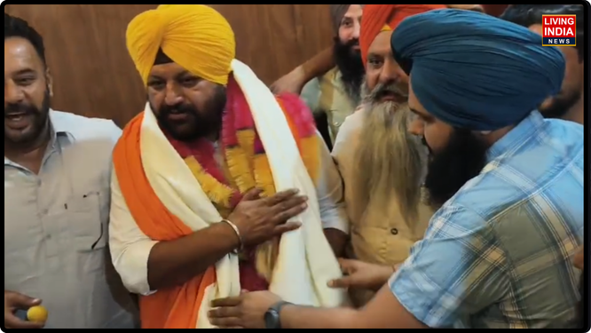 ਭਵਾਨੀਗੜ੍ਹ ਟਰੱਕ ਯੂਨੀਅਨ ਦੀ ਪ੍ਰਧਾਨਗੀ ਦੀ ਚੋਣ ਨੂੰ ਲੈ ਕੇ ਆਮ ਆਦਮੀ ਪਾਰਟੀ (ਆਪ) ਅੰਦਰ ਚੱਲ ਰਿਹਾ ਅੰਦਰੂਨੀ ਕਲੇਸ਼ ਅੱਜ ਸੜਕਾਂ 'ਤੇ ਆ ਗਿਆ ਹੈ।