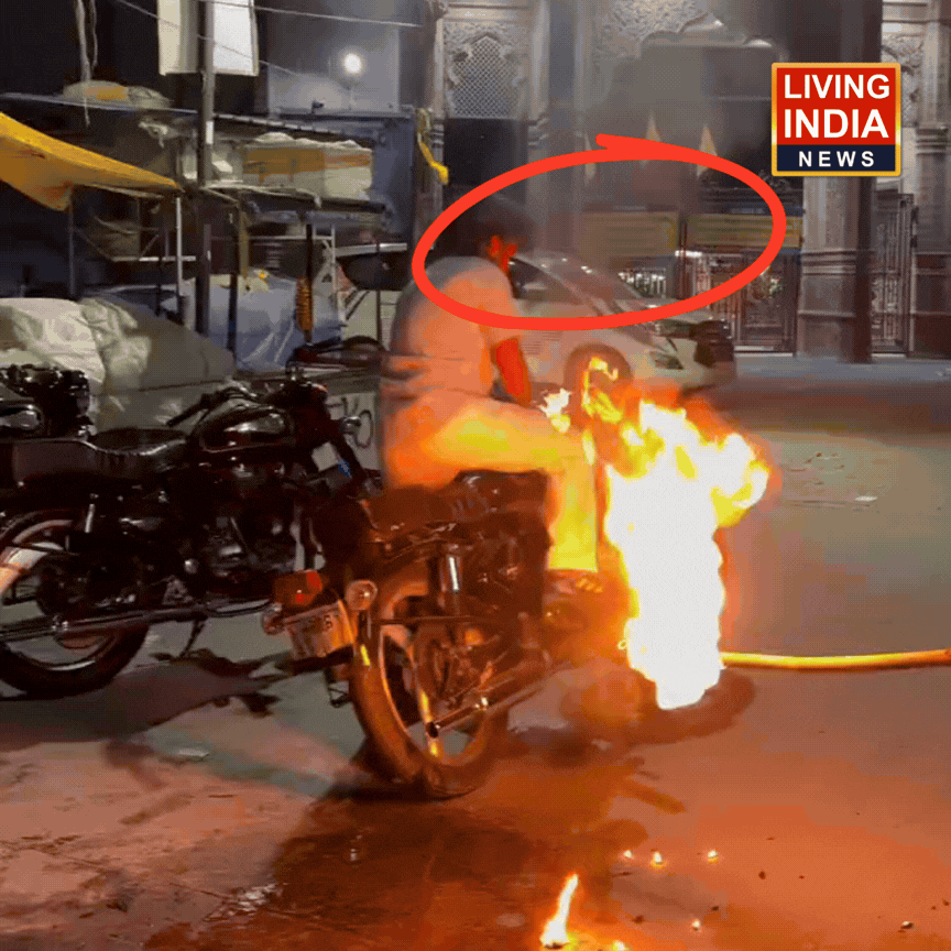 Panipat Fire Stunt: पानीपत में पुलिस के सामने फायर स्टंटबाजी, बुलेट से पटाखे फोड़कर लगाई आग, बगल में खड़ी रही डायल 112, FIR दर्ज