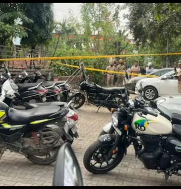 ਚੰਡੀਗੜ੍ਹ ਦੇ ਸੈਕਟਰ-37 ਸਥਿਤ ਪੰਜਾਬ ਭਾਜਪਾ ਦੇ ਸੂਬਾ ਦਫ਼ਤਰ ਦੇ ਬਾਹਰ ਹੋਏ ਧਮਾਕੇ ਦੀ ਗੁੱਥੀ ਸੁਲਝਾਉਂਦੇ ਹੋਏ ਪੰਜਾਬ ਪੁਲਿਸ ਨੇ ਦੋ ਮੁੱਖ ਸ਼ੱਕੀਆਂ ਨੂੰ ਹਿਰਾਸਤ ਵਿੱਚ ਲਿਆ ਹੈ।