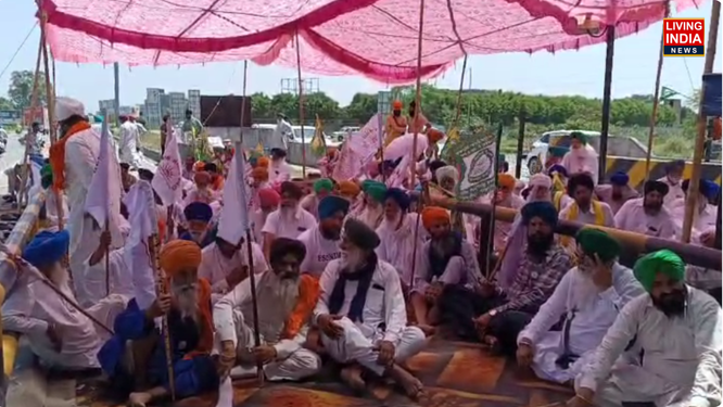 ਪੰਜਾਬ ਵਿੱਚ ਕਿਸਾਨੀ ਮੰਗਾਂ ਨੂੰ ਲੈ ਕੇ ਇੱਕ ਵਾਰ ਫਿਰ ਮਾਹੌਲ ਗਰਮਾ ਗਿਆ ਹੈ। ਅੰਮ੍ਰਿਤਸਰ ਜ਼ਿਲ੍ਹੇ ਦੇ ਵੱਖ-ਵੱਖ ਟੋਲ ਪਲਾਜ਼ਿਆਂ 'ਤੇ ਕਿਸਾਨ ਜਥੇਬੰਦੀਆਂ