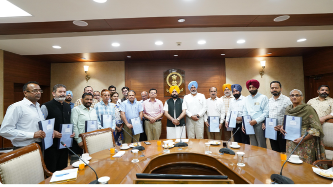 ਪੰਜਾਬ ਦੇ ਮਾਲ ਮੰਤਰੀ ਹਰਦੀਪ ਸਿੰਘ ਮੁੰਡੀਆਂ ਨੇ ਅੱਜ ਪੰਜਾਬ ਭਵਨ ਵਿਖੇ ਨਵੇਂ ਤਰੱਕੀ ਪ੍ਰਾਪਤ ਮਾਲ ਅਧਿਕਾਰੀਆਂ ਨੂੰ ਤਰੱਕੀ ਪੱਤਰ ਸੌਂਪੇ।