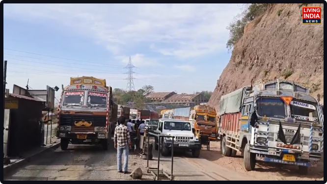 ਪੰਜਾਬ-ਹਿਮਾਚਲ ਸਰਹੱਦ 'ਤੇ ਸਥਿਤ ਸਵਾਰਘਾਟ ਐਂਟਰੀ ਟੈਕਸ ਬੈਰੀਅਰ 'ਤੇ ਟੈਕਸ ਦੀਆਂ ਵਧੀਆਂ ਹੋਈਆਂ ਦਰਾਂ ਨੂੰ ਲੈ ਕੇ ਚੱਲ ਰਿਹਾ ਵਿਵਾਦ ਰੁਕਣ ਦਾ ਨਾਮ ਨਹੀਂ ਲੈ ਰਿਹਾ।