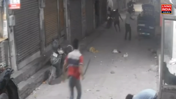 ਉਦਯੋਗਿਕ ਨਗਰੀ ਲੁਧਿਆਣਾ ਵਿੱਚ ਅਪਰਾਧੀਆਂ ਦੇ ਹੌਸਲੇ ਇਸ ਕਦਰ ਬੁਲੰਦ ਹਨ ਕਿ ਹੁਣ ਪੁਲਿਸ ਦਾ ਖੌਫ਼ ਬਿਲਕੁਲ ਖ਼ਤਮ ਹੁੰਦਾ ਦਿਖਾਈ ਦੇ ਰਿਹਾ ਹੈ।