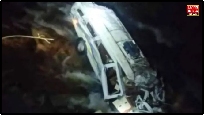 ਹਿਮਾਚਲ ਪ੍ਰਦੇਸ਼ ਦੇ ਕੁਲੂ ਜ਼ਿਲ੍ਹੇ ਵਿੱਚ ਸ਼ਨੀਵਾਰ ਰਾਤ ਇੱਕ ਭਿਆਨਕ ਸੜਕ ਹਾਦਸਾ ਵਾਪਰਿਆ, ਜਿਸ ਵਿੱਚ ਦਿੱਲੀ ਤੋਂ ਆਏ ਸੈਲਾਨੀਆਂ ਦੀ ਇੱਕ ਟੈਂਪੂ ਟ੍ਰੈਵਲਰ