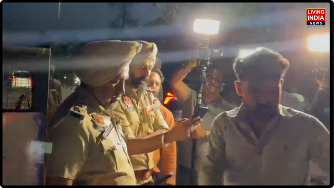 ਮੁਹਾਲੀ ਪੁਲਿਸ ਨੇ ਸ਼ਰਾਰਤੀ ਅਨਸਰਾਂ 'ਤੇ ਨੱਥ ਪਾਉਣ ਲਈ ਆਪਣੀ ਨਾਕਾਬੰਦੀ ਅਤੇ ਨਿਗਰਾਨੀ ਪ੍ਰਣਾਲੀ ਨੂੰ ਬੇਹੱਦ ਹਾਈ-ਟੈਕ ਬਣਾ ਦਿੱਤਾ ਹੈ।