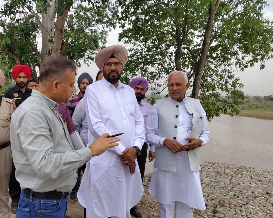 BARINDER GOYAL REVIEWS FLOOD PROTECTION ARRANGEMENTS AT RAVI RIVER EMBANKMENT NEAR BOP SHAHPUR