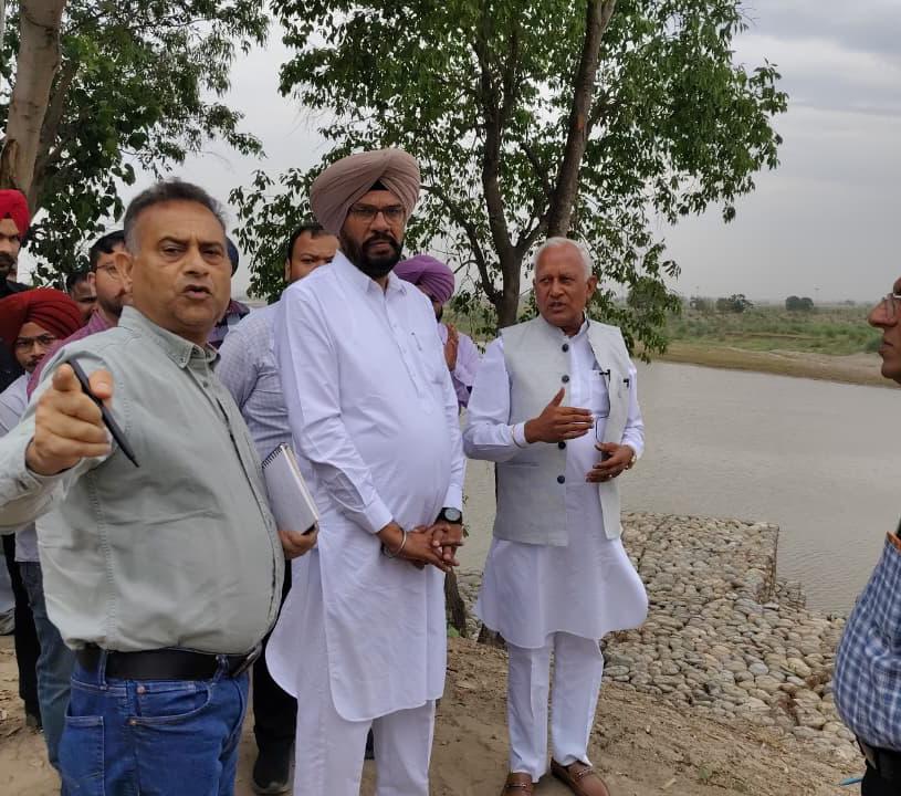 बरिंदर कुमार गोयल द्वारा बी.ओ.पी. शाहपुर स्थित रावी नदी के धुस्सी बांध पर चल रहे बाढ़ सुरक्षा प्रबंधों का जायज़ा