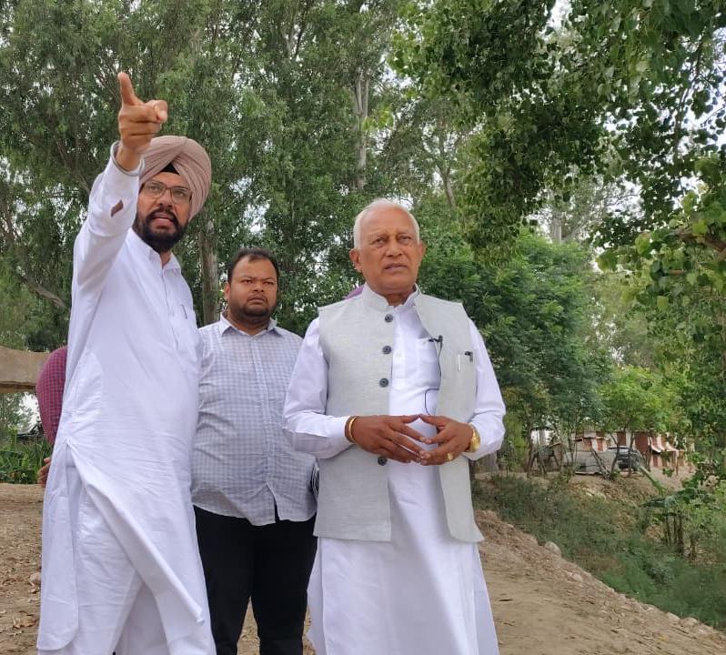 ਬਰਿੰਦਰ ਕੁਮਾਰ ਗੋਇਲ ਵੱਲੋਂ ਬੀ.ਓ.ਪੀ. ਸ਼ਾਹਪੁਰ ਵਿਖੇ ਰਾਵੀ ਦਰਿਆ ਦੇ ਧੁੱਸੀ ਬੰਨ੍ਹ 'ਤੇ ਚਲ ਰਹੇ ਹੜ੍ਹ ਸੁਰੱਖਿਆ ਪ੍ਰਬੰਧਾਂ ਦਾ ਜਾਇਜ਼ਾ