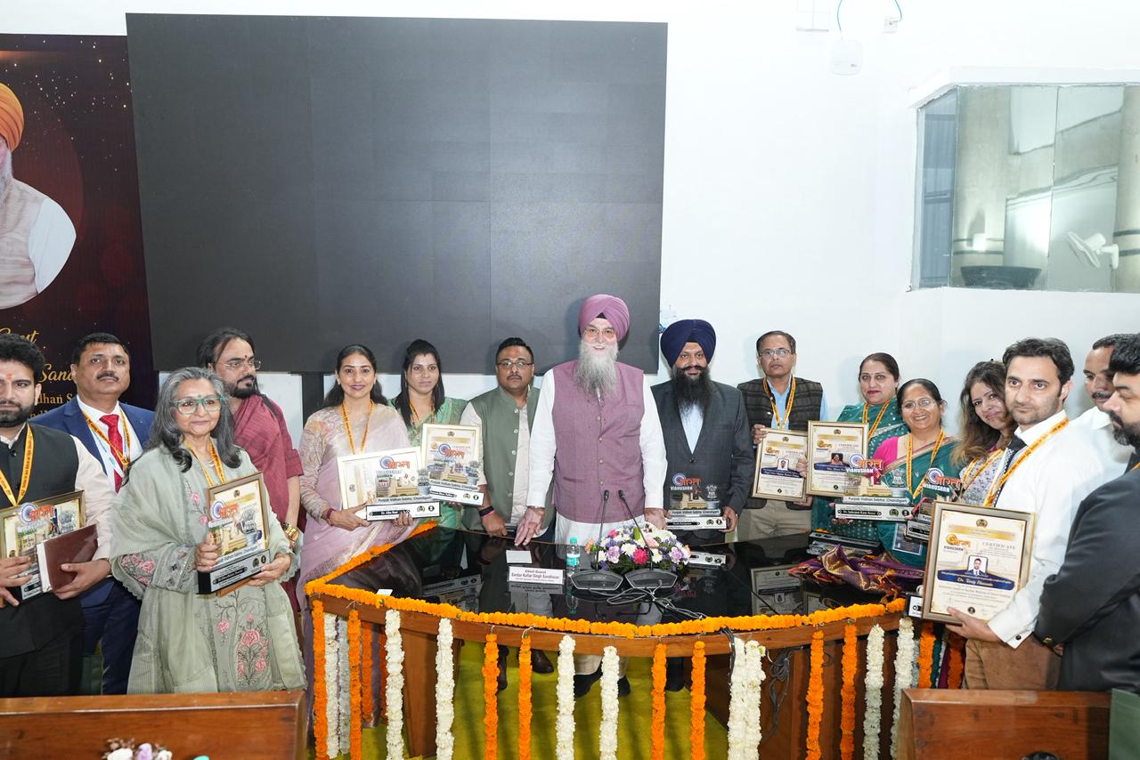 स्पीकर ने उत्कृष्ट एवं विशिष्ट हस्तियों को भारत विभूषण सम्मान प्रदान किया