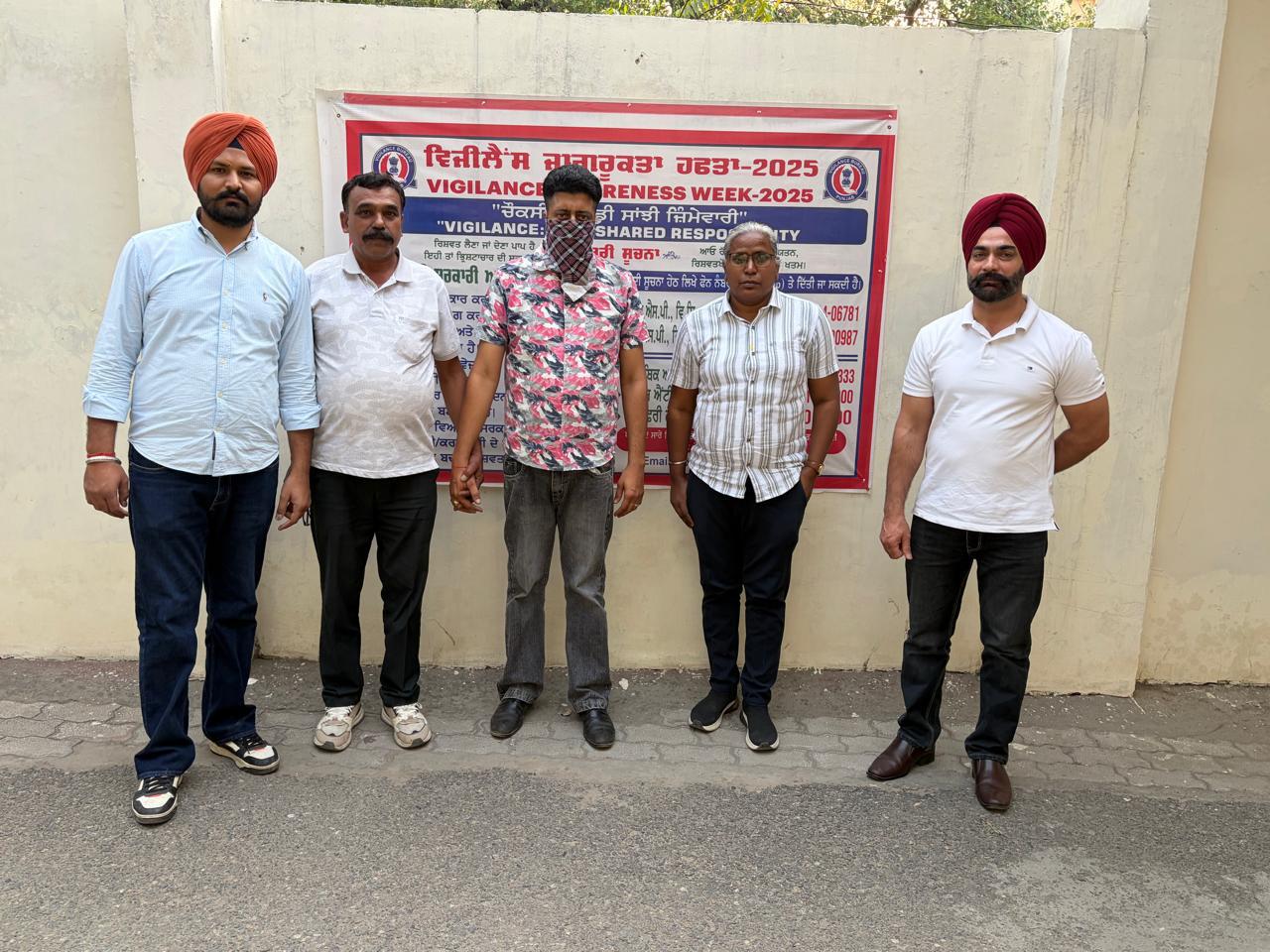  पंजाब विजिलेंस ब्यूरो द्वारा 15,000 रुपये रिश्वत लेते पटवारी को रंगे हाथों काबू 