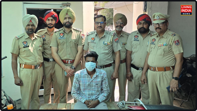 ਮਜੀਠਾ ਰੋਡ ਇਲਾਕੇ ਵਿੱਚ ਲੁੱਟ-ਖੋਹ ਦਾ ਇੱਕ ਮਾਮਲਾ ਸਾਹਮਣੇ ਆਇਆ ਹੈ, ਜਿੱਥੇ ਇੱਕ ਨੌਜਵਾਨ ਨੇ ਖਾਣਾ ਖਾ ਰਹੀ ਕੁੜੀ ਦਾ ਫੋਨ ਅਤੇ ਪਰਸ ਝਪਟ ਲਿਆ।
