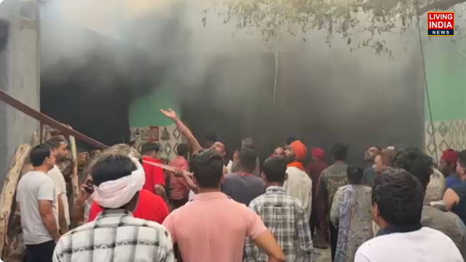 ਅਜਨਾਲਾ ਸ਼ਹਿਰ ਦੇ ਫਤਿਹਗੜ੍ਹ ਚੂੜੀਆਂ ਰੋਡ 'ਤੇ ਸਥਿਤ ਇੱਕ ਘਰ ਵਿੱਚ ਭਿਆਨਕ ਅੱਗ ਲੱਗਣ ਕਾਰਨ ਲੱਖਾਂ ਰੁਪਏ ਦਾ ਨੁਕਸਾਨ ਹੋਣ ਦਾ ਦੁਖਦਾਈ ਸਮਾਚਾਰ ਪ੍ਰਾਪਤ ਹੋਇਆ ਹੈ।