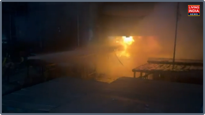 ਸ਼ਹਿਰ ਦੀ ਮਸ਼ਹੂਰ ਮੰਜਾ ਮਾਰਕੀਟ ਵਿੱਚ ਬੀਤੀ ਰਾਤ ਇੱਕ ਕੱਪੜਿਆਂ ਦੀ ਦੁਕਾਨ ਵਿੱਚ ਅੱਗ ਲੱਗਣ ਕਾਰਨ ਭਾਰੀ ਨੁਕਸਾਨ ਹੋਣ ਦੀ ਖ਼ਬਰ ਹੈ।