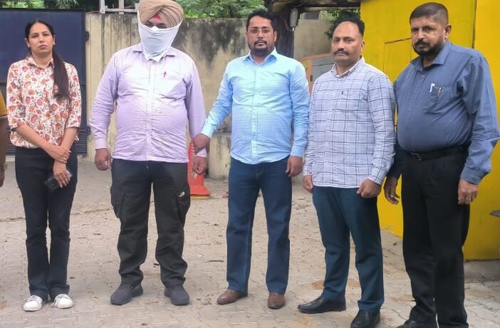 10000 ਰੁਪਏ ਰਿਸ਼ਵਤ ਲੈਂਦਾ ਨਾਇਬ ਕੋਰਟ ਪੰਜਾਬ ਵਿਜੀਲੈਂਸ ਬਿਊਰੋ ਵੱਲੋਂ ਰੰਗੇ ਹੱਥੀਂ ਕਾਬੂ