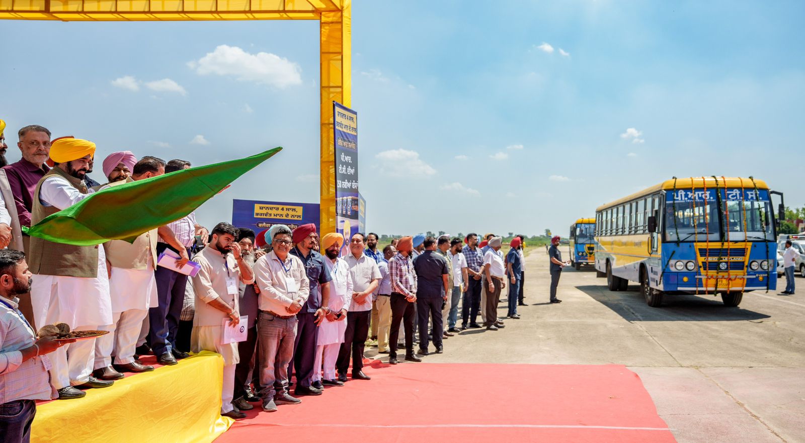 ਪੰਜਾਬ ਦੇ ਆਵਾਜਾਈ ਖੇਤਰ ਦੇ ਵਿਕਾਸ ਨੂੰ ਕੀਤਾ ਹੋਰ ਤੇਜ਼, ਮੁੱਖ ਮੰਤਰੀ ਭਗਵੰਤ ਸਿੰਘ ਮਾਨ ਨੇ ਪੀ.ਆਰ.ਟੀ.ਸੀ. ਫਲੀਟ 'ਚ 250 ਨਵੀਆਂ ਬੱਸਾਂ ਨੂੰ ਦਿਖਾਈ ਹਰੀ ਝੰਡੀ