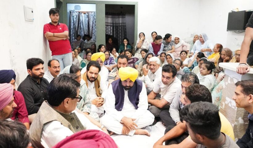 पंजाब के मुख्यमंत्री भगवंत सिंह मान ने आज जगराओं का दौरा कर मथुरा के पास नाव पलटने की दुखद घटना में अपने प्रियजनों को खोने वाले परिवारों