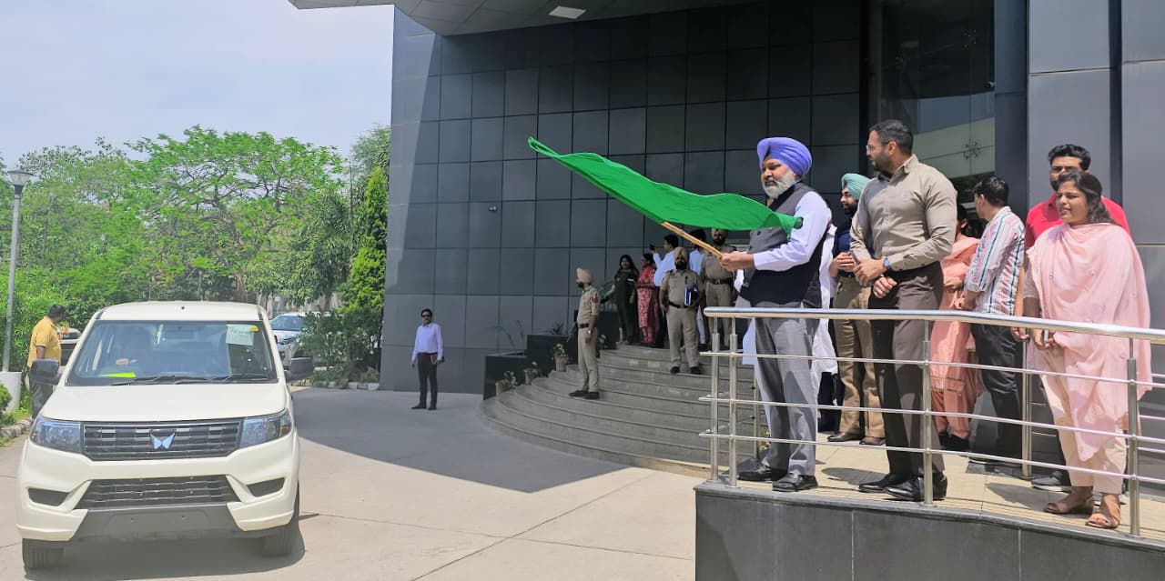 वित्त मंत्री हरपाल चीमा ने रिकॉर्ड राजस्व वृद्धि के बीच आबकारी एवं कर विभाग की एनफोर्समेंट को बढ़ावा देने के लिए 25 नए वाहनों को हरी झंडी दिखाकर रवाना किया