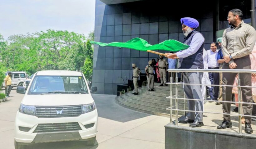 ਵਿੱਤ ਮੰਤਰੀ ਹਰਪਾਲ ਸਿੰਘ ਚੀਮਾ ਨੇ ਰਿਕਾਰਡ ਮਾਲੀਆ ਵਾਧੇ ਦਰਮਿਆਨ ਆਬਕਾਰੀ ਅਤੇ ਕਰ ਵਿਭਾਗ ਦੀ ਇਨਫੋਰਸਮੈਂਟ ਨੂੰ ਹੁਲਾਰਾ ਦੇਣ ਲਈ 25 ਨਵੇਂ ਵਾਹਨਾਂ ਨੂੰ ਹਰੀ ਝੰਡੀ ਦੇ ਕੇ ਕੀਤਾ ਰਵਾਨਾ