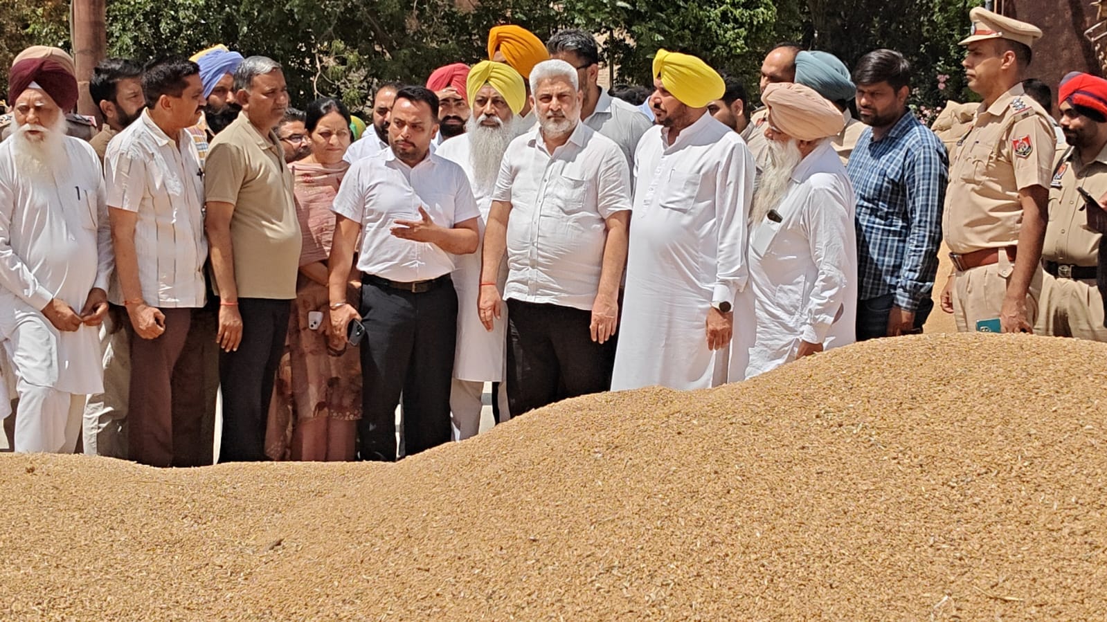 ਖੁਰਾਕ ਤੇ ਸਿਵਲ ਸਪਲਾਈਜ਼ ਮੰਤਰੀ ਲਾਲ ਚੰਦ ਕਟਾਰੂਚੱਕ ਨੇ ਸੰਗਰੂਰ ਅਨਾਜ ਮੰਡੀ ਵਿਖੇ ਖ਼ਰੀਦ ਕਾਰਜਾਂ ਦਾ ਲਿਆ ਜਾਇਜ਼ਾ