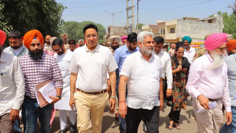 Minister Kataruchak reviews ongoing wheat procurement at Bhagtanwala Grain Market