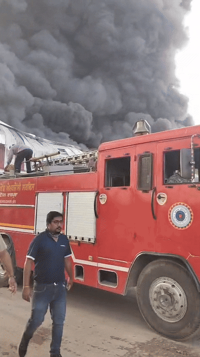 Mohali Fire: मोहाली में रिलायंस गोदाम में भीषण आग, लाखों का सामान जलकर राख, इलाके में मचा हड़कंप!