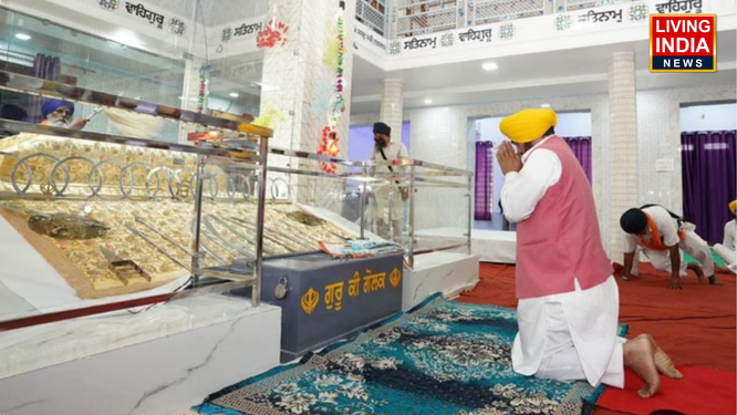 ਪੰਜਾਬ ਦੇ ਮੁੱਖ ਮੰਤਰੀ ਭਗਵੰਤ ਮਾਨ ਵੀਰਵਾਰ ਸਵੇਰੇ ਤੜਕਸਾਰ ਕਰੀਬ 6:30 ਵਜੇ ਆਪਣੇ ਜੱਦੀ ਪਿੰਡ ਸਤੌਜ ਪਹੁੰਚੇ। ਇਸ ਮੌਕੇ ਉਨ੍ਹਾਂ ਦੇ ਨਾਲ ਉਨ੍ਹਾਂ ਦੀ ਮਾਤਾ, ਭੈਣ ਤੇ ਹੋਰ ਪਰਿਵਾਰਕ ਮੈਂਬਰ ਵੀ ਮੌਜੂਦ ਸਨ।