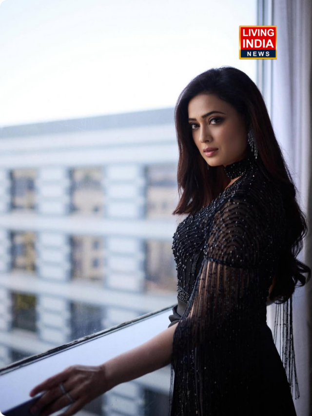 45 year old shweta tiwari looks like 20, she look killer in black dress