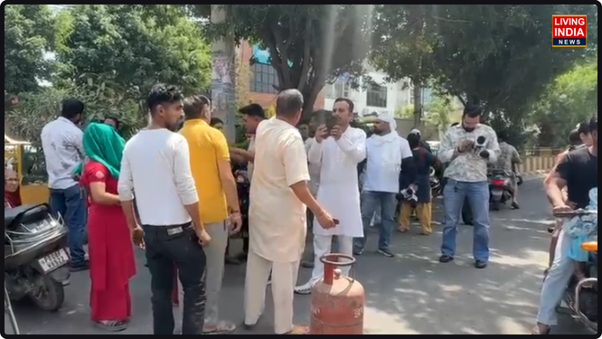 ਜਲੰਧਰ ਦੇ ਵੈਸਟ ਹਲਕੇ ਅਧੀਨ ਆਉਂਦੀ 120 ਫੁੱਟੀ ਰੋਡ 'ਤੇ ਉਸ ਸਮੇਂ ਹੰਗਾਮਾ ਹੋ ਗਿਆ ਜਦੋਂ ਲੋਕਾਂ ਨੇ ਗੈਸ ਸਿਲੰਡਰ ਨਾ ਮਿਲਣ ਦੇ ਰੋਸ ਵਜੋਂ ਸੜਕ ਜਾਮ ਕਰ ਦਿੱਤੀ।