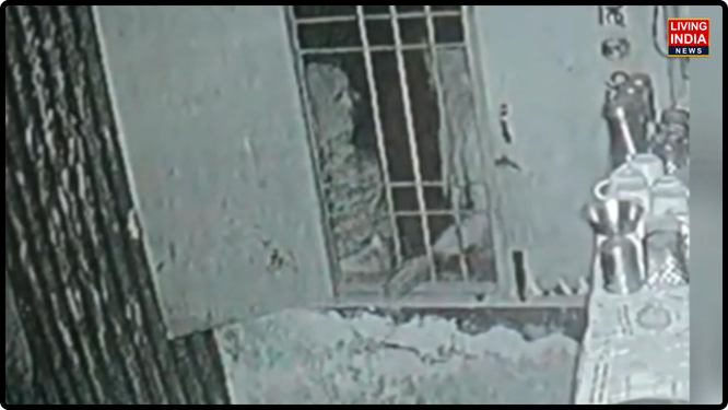 ਜ਼ਿਲ੍ਹਾ ਗੁਰਦਾਸਪੁਰ ਦੇ ਥਾਣਾ ਦੌਰਾਂਗਲਾ ਅਧੀਨ ਪੈਂਦੇ ਪਿੰਡ ਮਗਰਮੂਦੀਆਂ ਦੇ ਸਰਕਾਰੀ ਸਕੂਲ ਵਿੱਚ ਚੋਰੀ ਦੀ ਇੱਕ ਅਜੀਬੋ-ਗਰੀਬ ਘਟਨਾ ਸਾਹਮਣੇ ਆਈ ਹੈ।