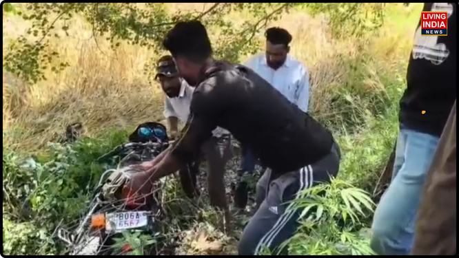 ਫ਼ਤਿਹਗੜ੍ਹ ਚੂੜੀਆਂ-ਡੇਰਾ ਬਾਬਾ ਨਾਨਕ ਮੁੱਖ ਮਾਰਗ 'ਤੇ ਪੈਂਦੇ ਪਿੰਡ ਨਿਕੋਸਰਾ ਦੇ ਪੈਟਰੋਲ ਪੰਪ ਸਾਹਮਣੇ ਅੱਜ ਇੱਕ ਦਰਦਨਾਕ ਸੜਕ ਹਾਦਸਾ ਵਾਪਰਿਆ।