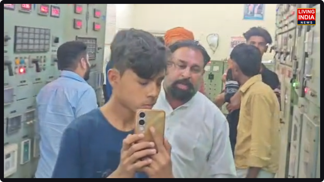 ਜ਼ਿਲ੍ਹੇ ਦੇ ਪਿੰਡ ਵਡਾਲਾ ਭਿੱਟੇਵਡ ਸਥਿਤ ਬਿਜਲੀ ਗਰਿੱਡ ਵਿੱਚ ਉਸ ਸਮੇਂ ਹਫੜਾ-ਦਫੜੀ ਮੱਚ ਗਈ ਜਦੋਂ ਕੁਝ ਗੁੱਸੇ ਵਿੱਚ ਆਏ ਲੋਕਾਂ ਨੇ ਬਿਜਲੀ ਘਰ ਦੇ ਗੇਟ ਤੋੜ