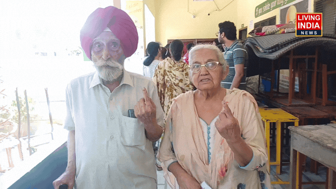 Fatehgarh Sahib Vote Cast: सरहिंद में 91 वर्षीय पंजाबी लेखक डॉ. हरचंद सिंह सरहिंदी अपनी 90 वर्षीय पत्नी के साथ वोट डालने पंहुचे पोलिंग बूथ