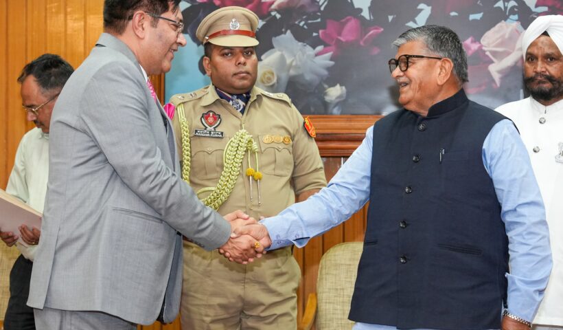 पंजाब के राज्यपाल ने पी.पी.एस.सी. के नव-नियुक्त गैर-सरकारी सदस्य को पद की शपथ दिलाई