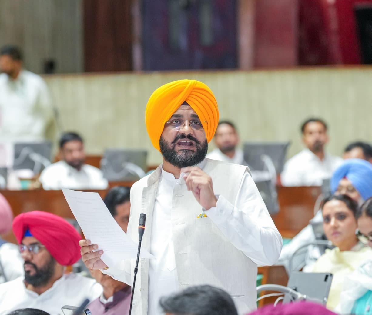 ਅੰਤਰਰਾਸ਼ਟਰੀ ਮਜ਼ਦੂਰ ਦਿਵਸ ਮੌਕੇ ਕਿਰਤ ਮੰਤਰੀ ਤਰੁਨਪ੍ਰੀਤ ਸਿੰਘ ਸੌਂਦ ਵੱਲੋਂ ਘੱਟੋ-ਘੱਟ ਉਜਰਤਾਂ ਦੀਆਂ ਬੇਸਿਕ ਰੇਟ ਵਧਾਉਣ ਸਬੰਧੀ ਮਤਾ ਪੰਜਾਬ ਵਿਧਾਨ ਸਭਾ ਵਿੱਚ ਪੇਸ਼
